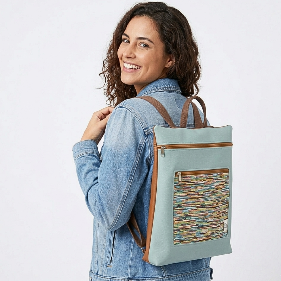 Mujer llevando una mochila antirrobo color menta de Cristina Alba