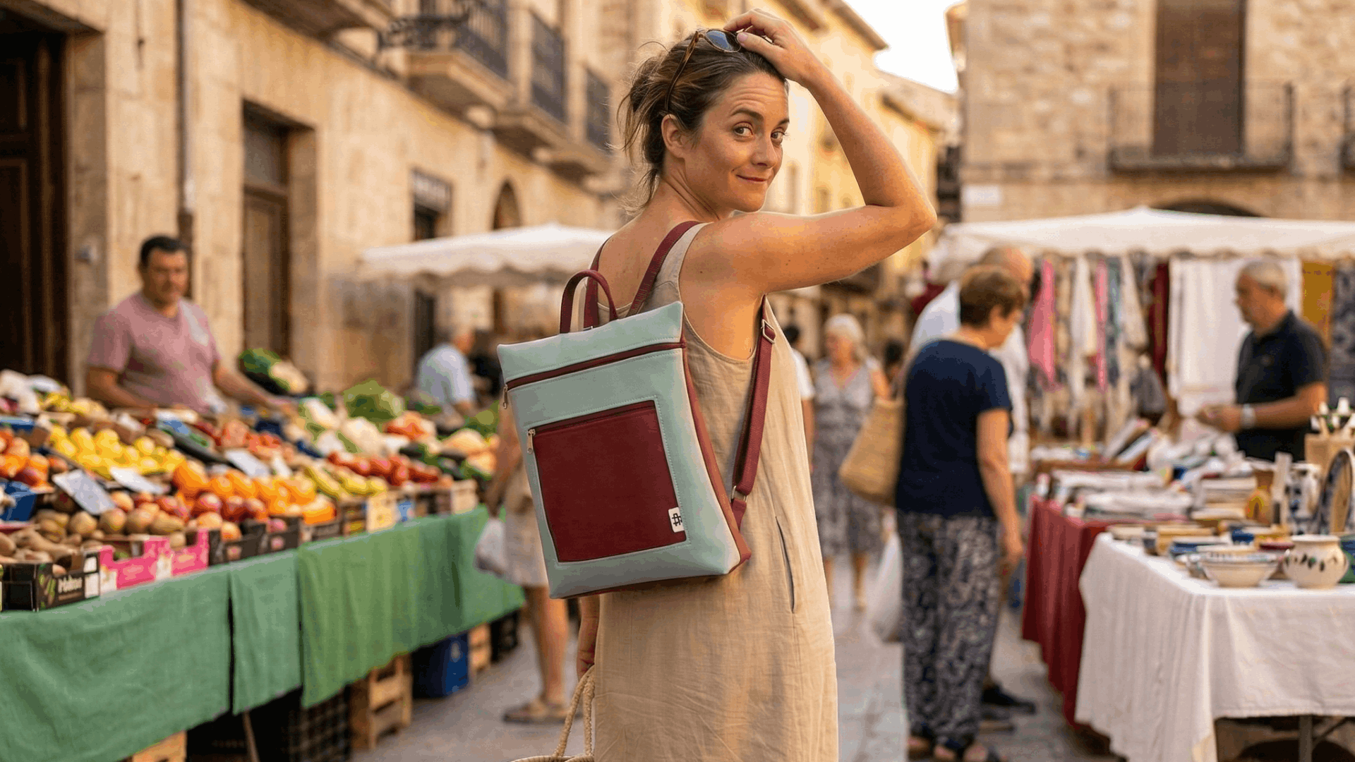 Mujer en un mercado con mochila antirrobo reversible Cristina Alba