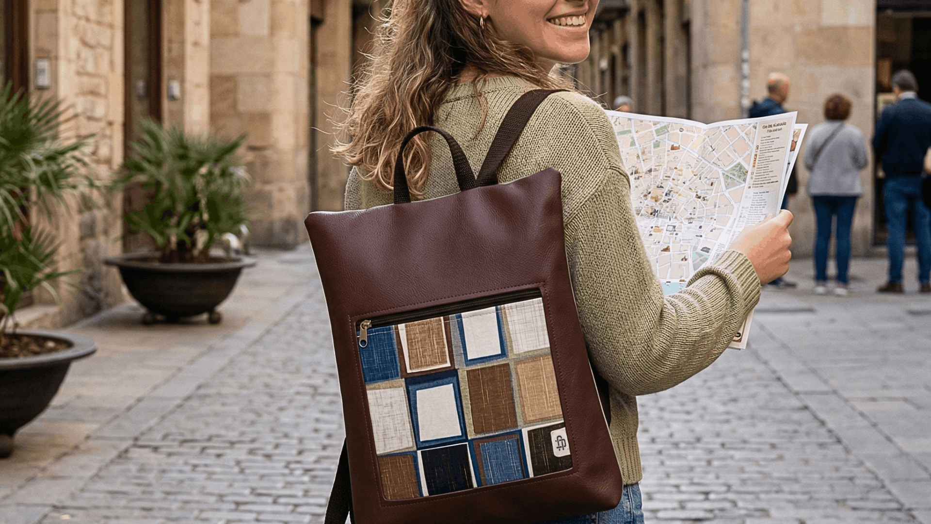 Mujer caminando por la calle con mochila antirrobo Cristina Alba