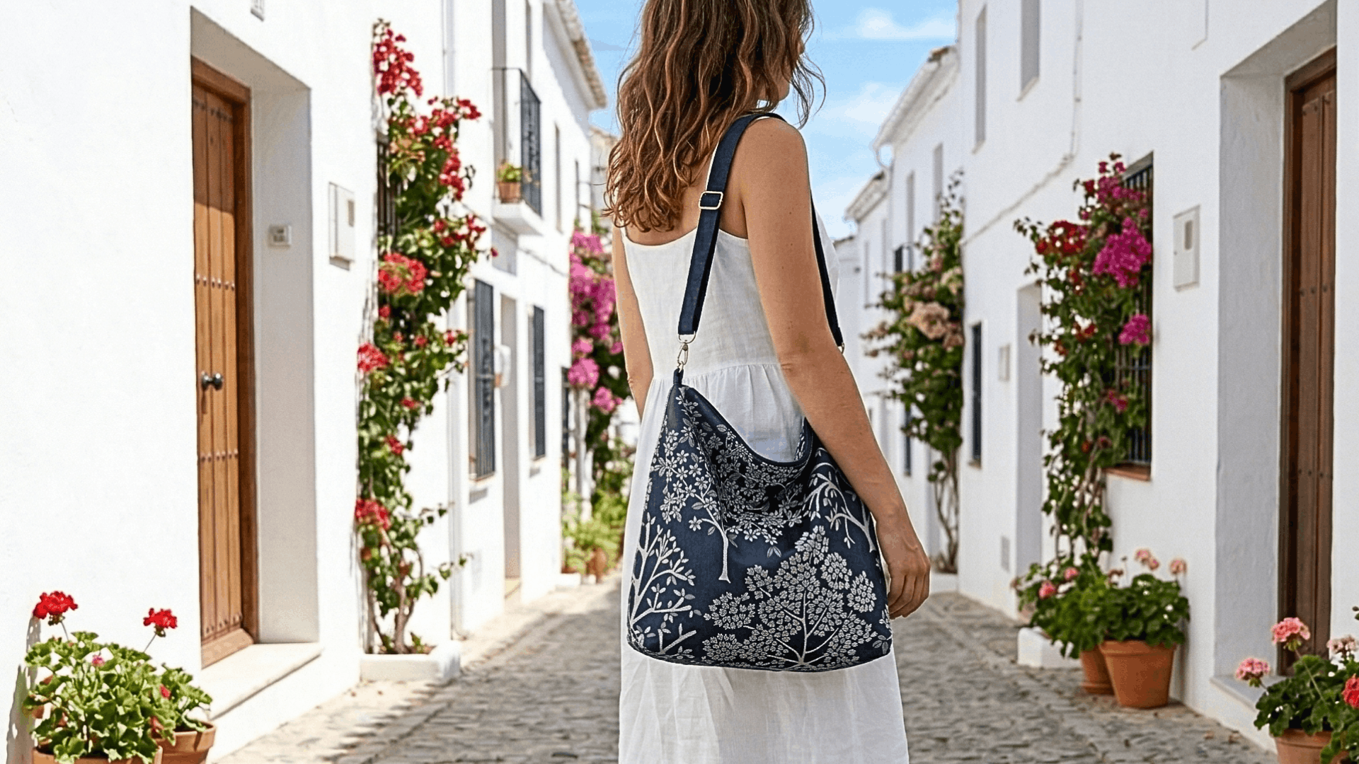 Mujer llevando un bolso de tela de flores de Cristina Alba