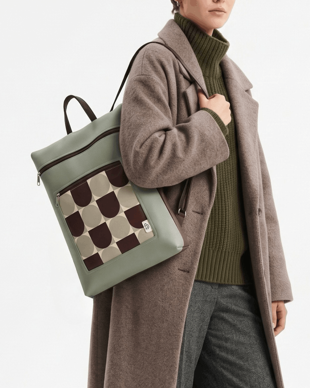 MUJER CON MOCHILA ANTIRROBO REVERSIBLE COLOR VERDE SALVIA Y CHOCOLATE DE CRISTINA ALBA