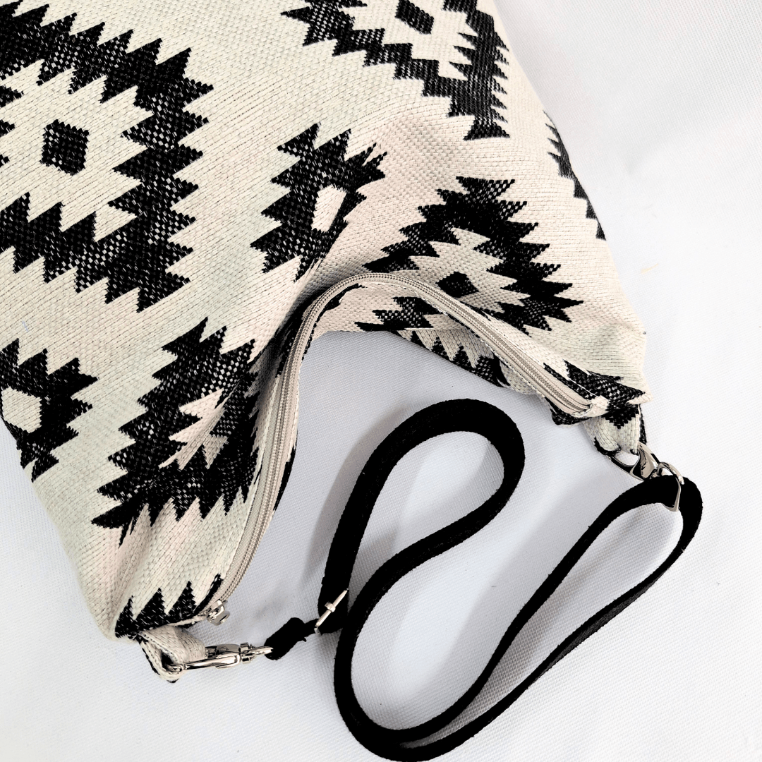 bolso-hobo-tela-blanco-y-negro-cristina-alba-cremallera-bandolera