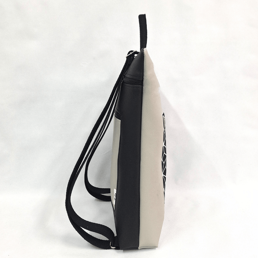 mochila-antirrobo-mujer-geometrico-gris-ceniza-negro-plana-cristina-alba