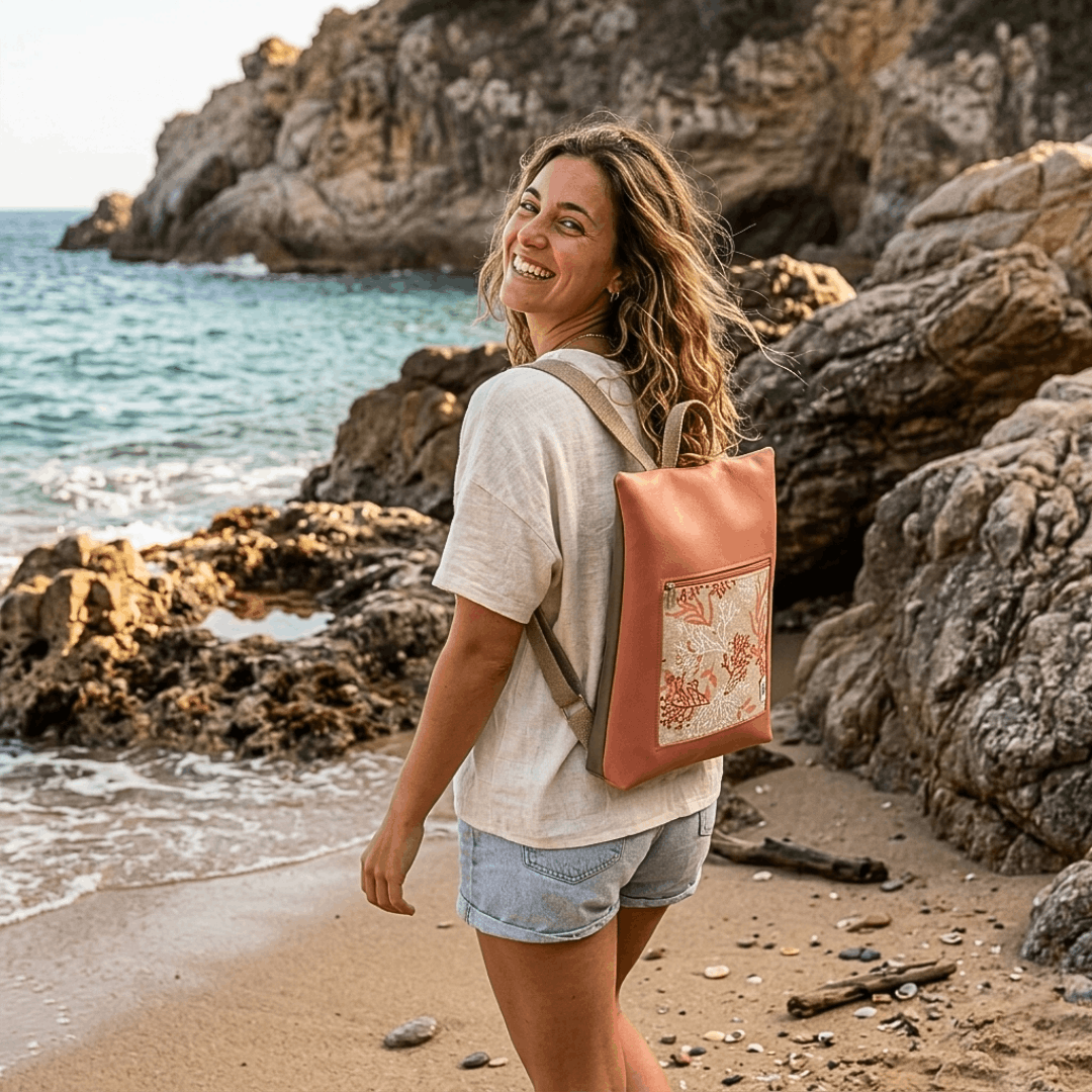 mujer-sonriente-llevando-mochila-antirrobo-corales-salmon-cristina-alba