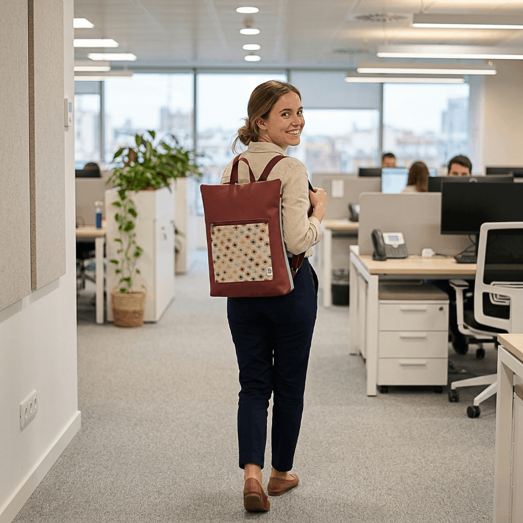 mujer-sonriente-llevando-mochila-antirrobo-destellos-granate-cristina-alba