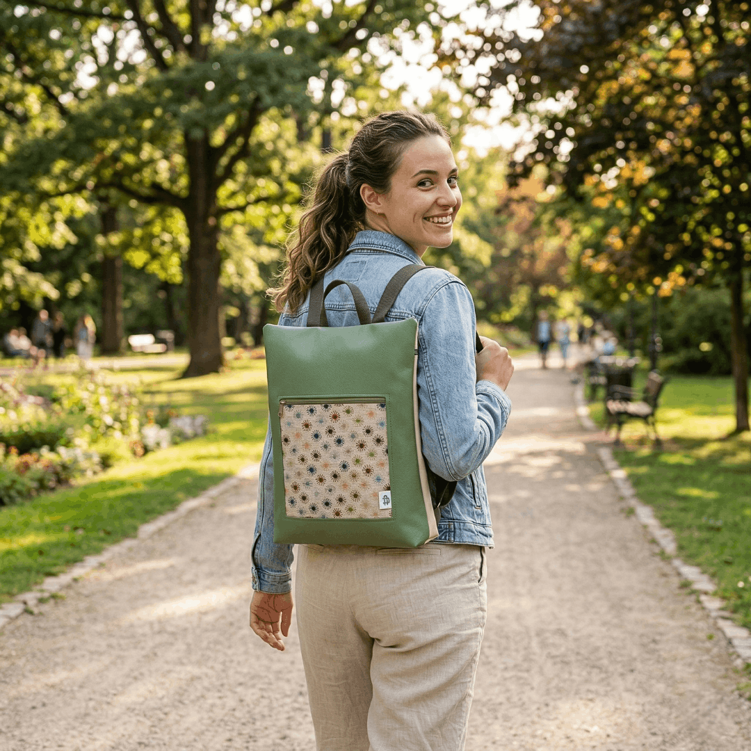 mujer-sonriente-llevando-mochila-antirrobo-destellos-verde-cristina-alba