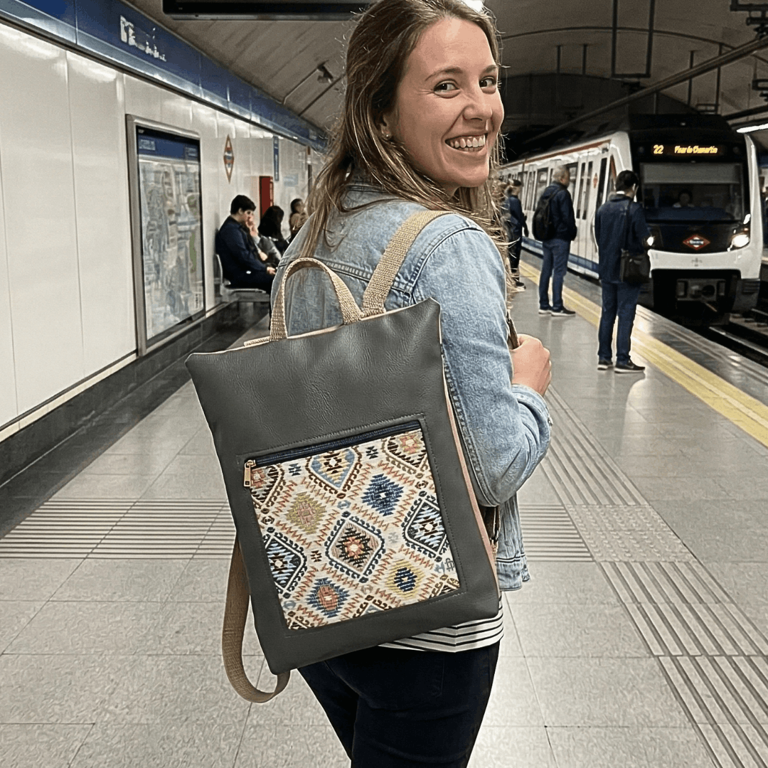 mujer-sonriente-llevando-mochila-antirrobo-india-marengo-cristina-alba