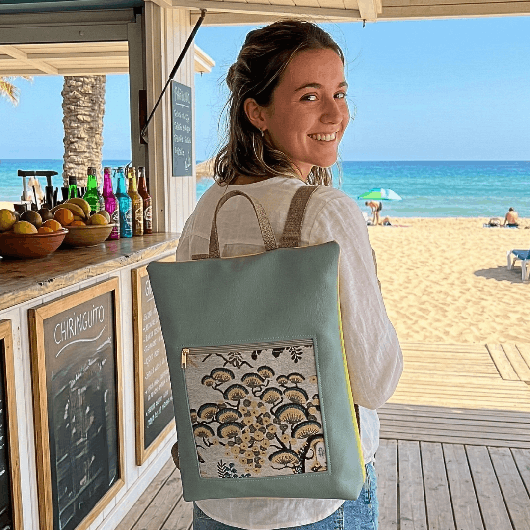 mujer-sonriente-llevando-mochila-antirrobo-japon-menta-cristina-alba