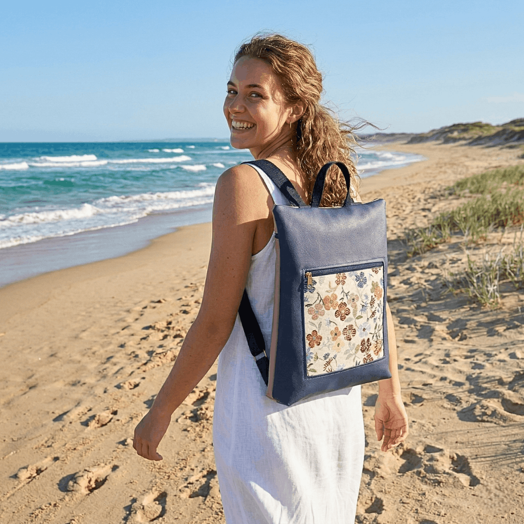 mujer-sonriente-llevando-mochila-antirrobo-primavera-marino-cristina-alba