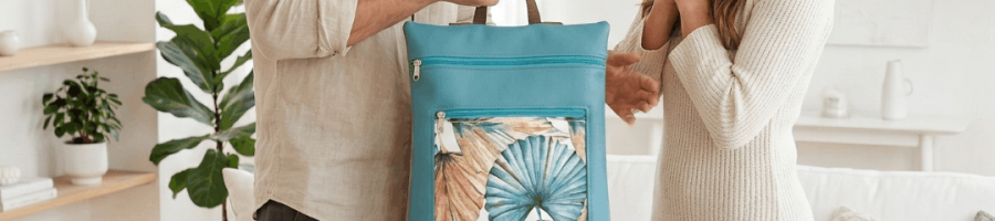 hombre regalando a una mujer una mochila de Cristina Alba