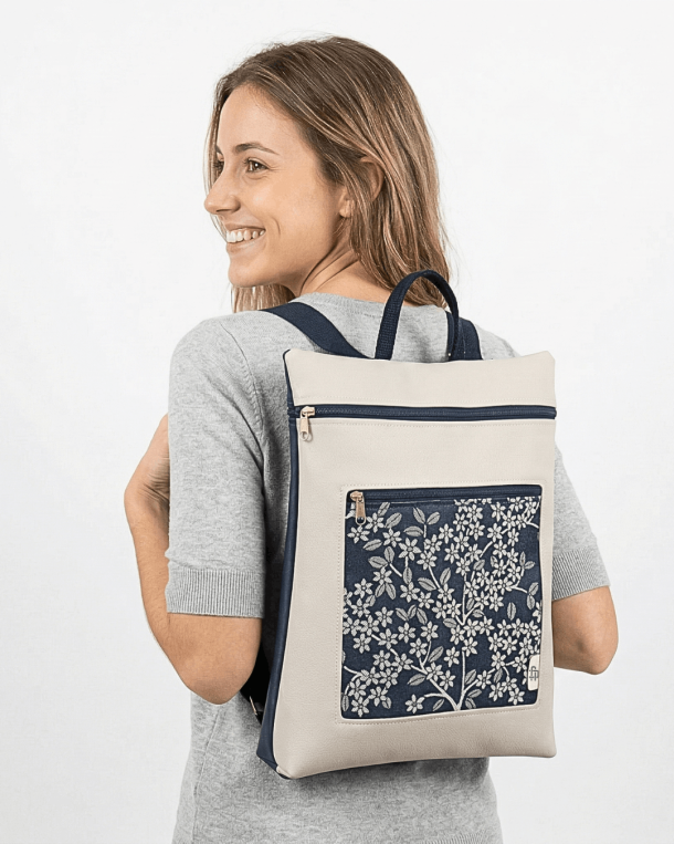 chica sonriendo llevando una mochila antirrobo de Cristina Alba